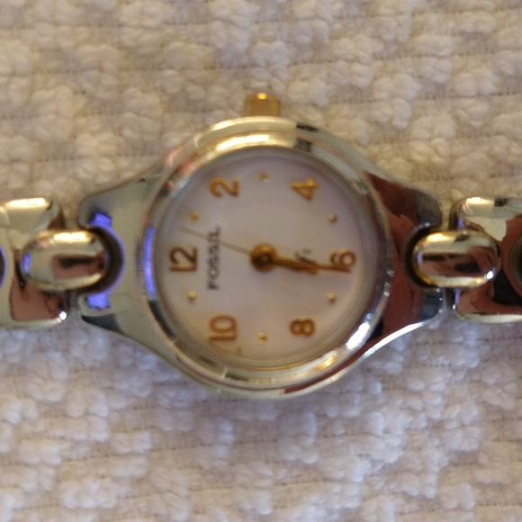 VGUC Fossil silverlink watch. Letters are in gold. - Picture 1 of 8